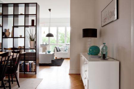 salón con baldas decoración reforma barata cocina blanca oficinas en casa despachos estilo nórdico muebles ikea inspiración decoración y reformas pisos nórdicos Decoración urbana funcional decoración moderna piso segunda mano decoración en blanco y azúl blog decoración interiores nórdicos 