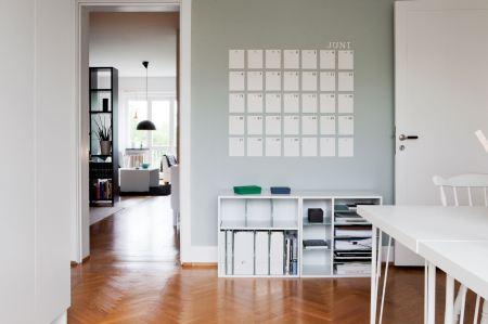 salón con baldas decoración reforma barata cocina blanca oficinas en casa despachos estilo nórdico muebles ikea inspiración decoración y reformas pisos nórdicos Decoración urbana funcional decoración moderna piso segunda mano decoración en blanco y azúl blog decoración interiores nórdicos 