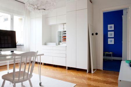 salón con baldas decoración reforma barata cocina blanca oficinas en casa despachos estilo nórdico muebles ikea inspiración decoración y reformas pisos nórdicos Decoración urbana funcional decoración moderna piso segunda mano decoración en blanco y azúl blog decoración interiores nórdicos 