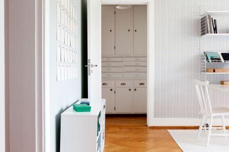 salón con baldas decoración reforma barata cocina blanca oficinas en casa despachos estilo nórdico muebles ikea inspiración decoración y reformas pisos nórdicos Decoración urbana funcional decoración moderna piso segunda mano decoración en blanco y azúl blog decoración interiores nórdicos 