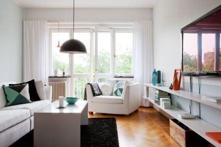 salón con baldas decoración reforma barata cocina blanca oficinas en casa despachos estilo nórdico muebles ikea inspiración decoración y reformas pisos nórdicos Decoración urbana funcional decoración moderna piso segunda mano decoración en blanco y azúl blog decoración interiores nórdicos 