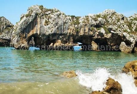 Playa de las Cuevas del Mar, capricho pétreo del Cantábrico