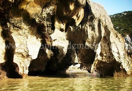 Playa de las Cuevas del Mar, capricho pétreo del Cantábrico