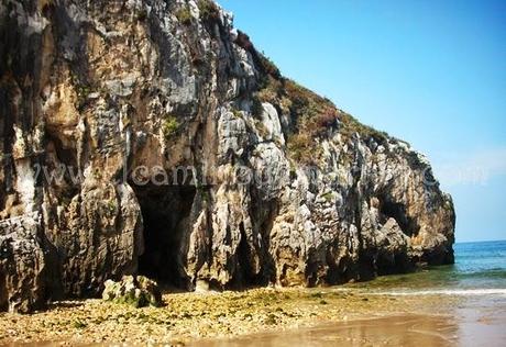 Playa de las Cuevas del Mar, capricho pétreo del Cantábrico