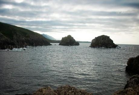 Playa de las Cuevas del Mar, capricho pétreo del Cantábrico