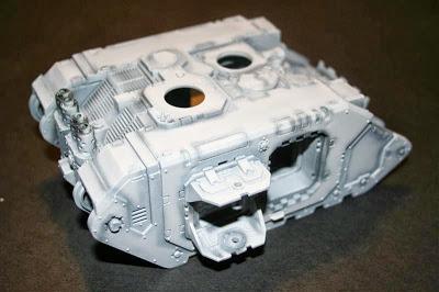 Base de Gris Claro en el Land Raider Prometheus
