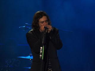 Quique González, el cantautor rockero de mirada triste y tímida y su DELANTERA MÍTICA