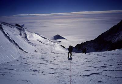 EL DERRETIMIENTO DE LOS GLACIARES EN LA ANTARTIDA ESTA REVELANDO PIRAMIDES