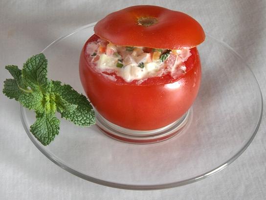 Tomates rellenos de crudités y crema de queso