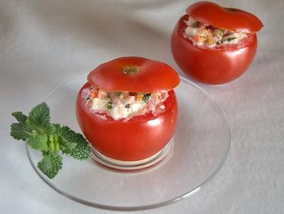 Tomates rellenos de crudités y crema de queso