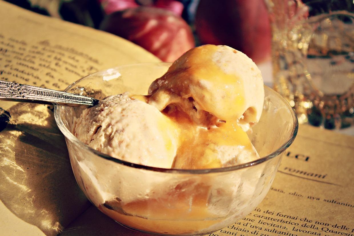 IMG 6815m Helado de melocotón y gorgonzola con trocitos de almendrado