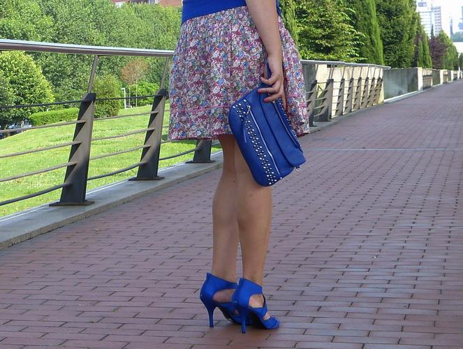 Look de verano, falda de flores y camiseta azul (1)