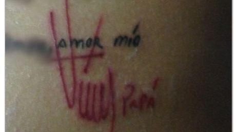 Hija de Chávez se tatua firma de su padre ,  ???