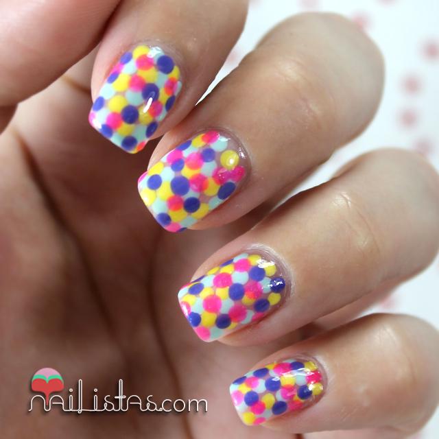 Uñas decoradas con lunares multicolores 