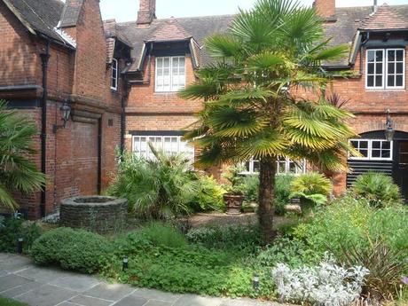 Un lugar con mucho encanto llamado Warren House en Kingston upon Thames