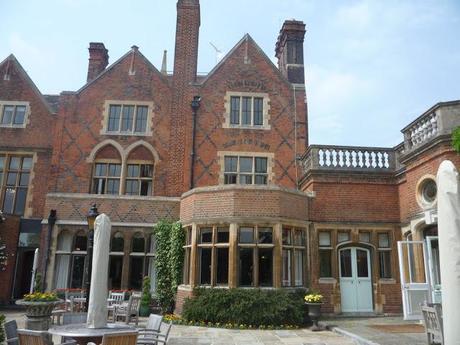 Un lugar con mucho encanto llamado Warren House en Kingston upon Thames