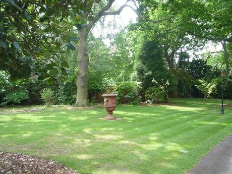 Un lugar con mucho encanto llamado Warren House en Kingston upon Thames