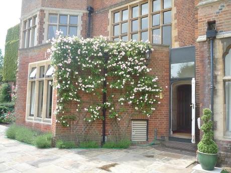 Un lugar con mucho encanto llamado Warren House en Kingston upon Thames