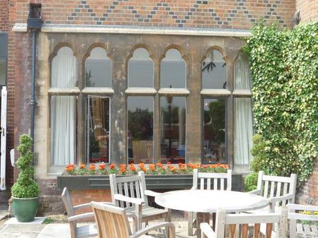 Un lugar con mucho encanto llamado Warren House en Kingston upon Thames