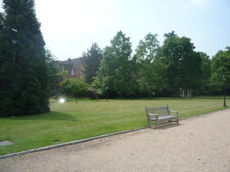 Un lugar con mucho encanto llamado Warren House en Kingston upon Thames