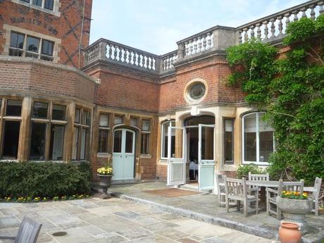 Un lugar con mucho encanto llamado Warren House en Kingston upon Thames
