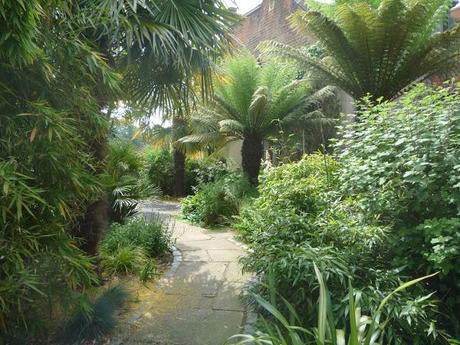 Un lugar con mucho encanto llamado Warren House en Kingston upon Thames