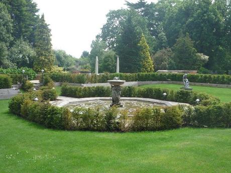 Un lugar con mucho encanto llamado Warren House en Kingston upon Thames