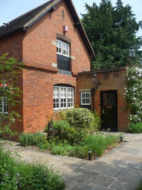 Un lugar con mucho encanto llamado Warren House en Kingston upon Thames