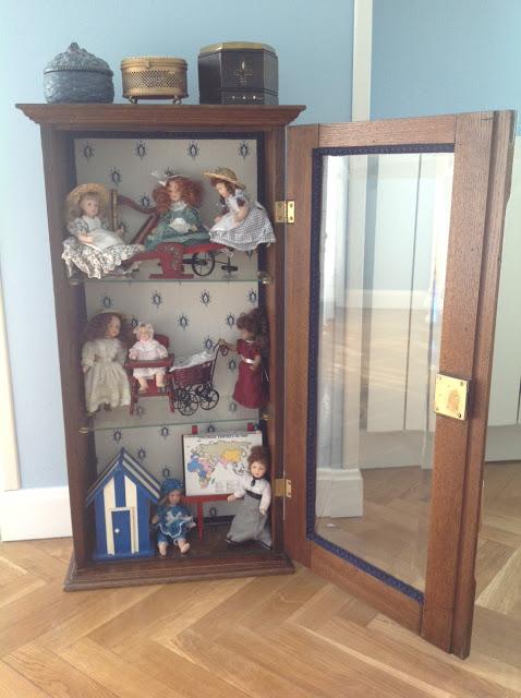 DIY: Cómo convertir un armario de baño antiguo en una vitrina para muñequitas de porcelana