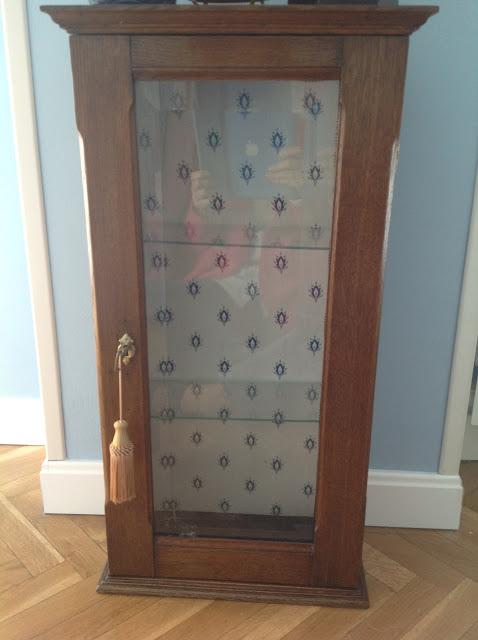 DIY: Cómo convertir un armario de baño antiguo en una vitrina para muñequitas de porcelana