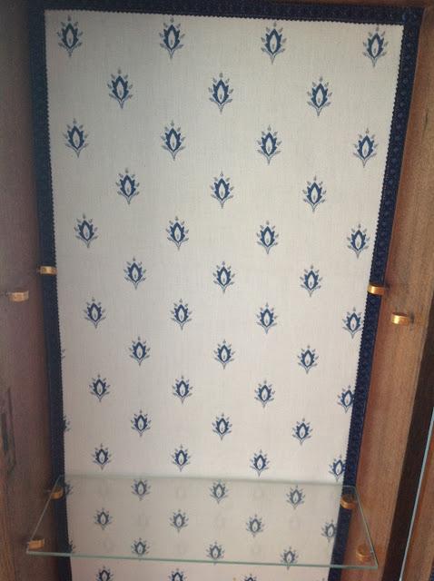 DIY: Cómo convertir un armario de baño antiguo en una vitrina para muñequitas de porcelana