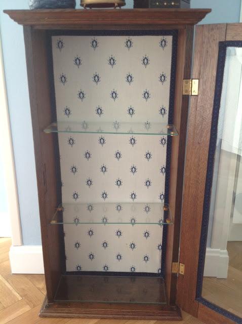 DIY: Cómo convertir un armario de baño antiguo en una vitrina para muñequitas de porcelana