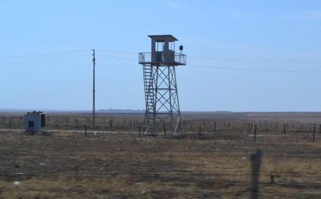 Las torres de vigilancia turcas custodian la frontera con Siria
