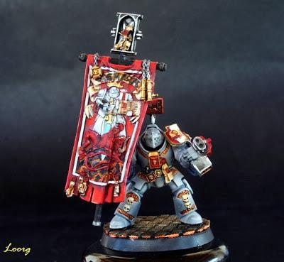 Vista delantera del estandarte de la Hermandad de los Caballeros Grises