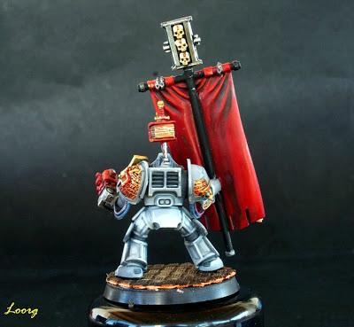 Vista trasera del estandarte de la Hermandad de los Caballeros Grises