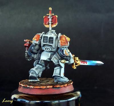 Vista trasera del Paladín exterminador con psilenciador de los Caballeros Grises