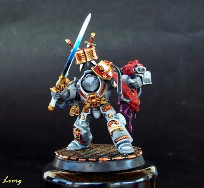 Vista delantera del Justicar de los Paladines Exterminadores de los Caballeros Grises