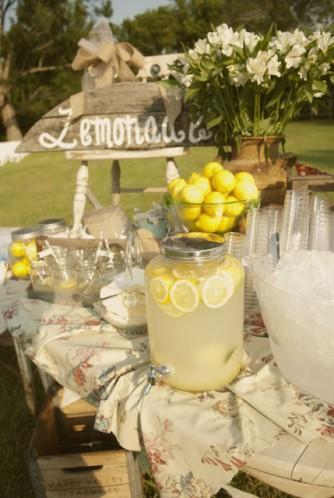 Limonada casera para todos lemonade-stand-at-wedding