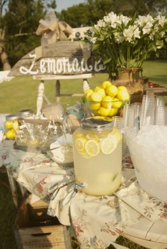 lemonade-stand-at-wedding