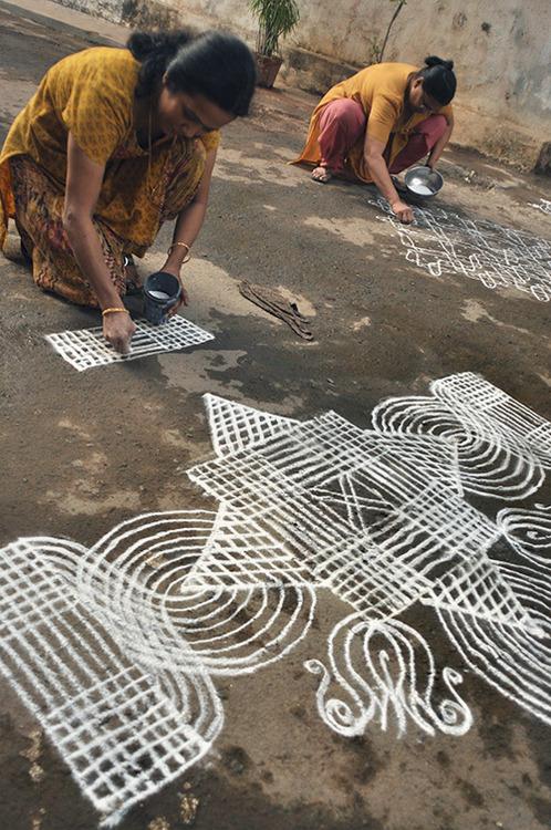 panoptic:

Kolam (via Yesterday Was Dramatic, Today is OK)
Kolam...