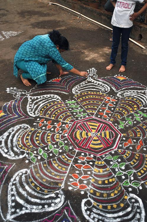 panoptic:

Kolam (via Yesterday Was Dramatic, Today is OK)
Kolam...