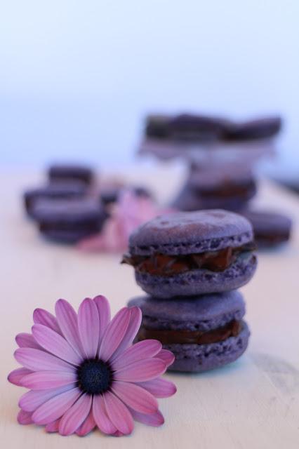 Macarons de violetas y chocolate negro.