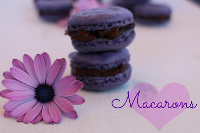 Macarons de violetas y chocolate negro.