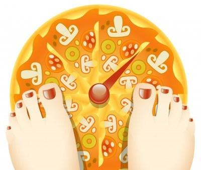 chica pesandose sobre una pizza