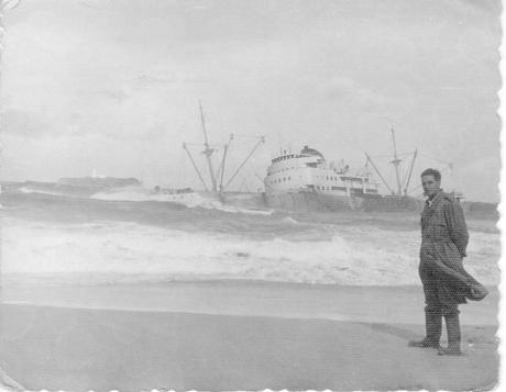 1959: el mercante “ANTARTICO”, embarrancado en la playa de Somo