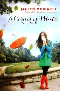 Próximamente en español: A Corner of White (The Colors of Madeleine #1) de Jaclyn Moriarty