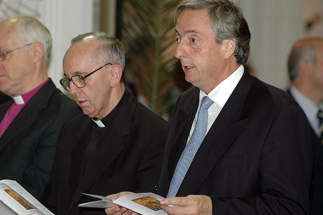 El cardenal Bergoglio junto al ex presidente Kirchner en la iglesia de San Patricio.  Foto:  Archivo 