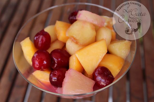 MACEDONIA DE VERANO A LA VAINILLA – DESHUESADOR DE CEREZAS CASERO Y BARATO