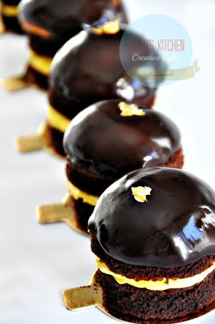 MINICAKE DE CHOCOLATE Y MOUSSE DE MANGO MINICAKE DE CHOCOLATE Y MOUSSE DE MANGO