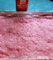 Mousse de Gominolas de fresa y agua de rosas con Yogur.